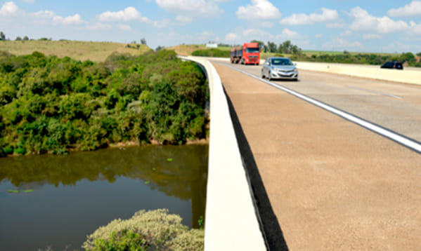 Prolongamento da Rod Dos Bandeirantes – Participamos dessa obra como profissional, antes da efetivação da nossa construtora. Um marco no aprendizado, onde OAE passagens superiores e inferiores, obras de drenagens, terraplanagens e pavimentações, desmonte de rochas, sinalização viária, foram construídos em tempo recorde e sincronia, entre diversas empresas que participaram o empreendimento, entre os anos de 1999 e 2001. Na imagem a ponte de balanço sucessivo sobre o rio Piracicaba.